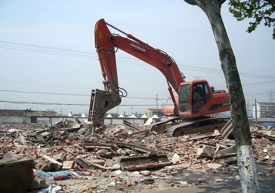 Equipo profesional de demolición en Unión de San Antonio llevando a cabo un derrumbe