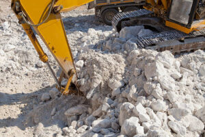 Proceso de demolición de casas en Tapalpa con maquinaria especializada