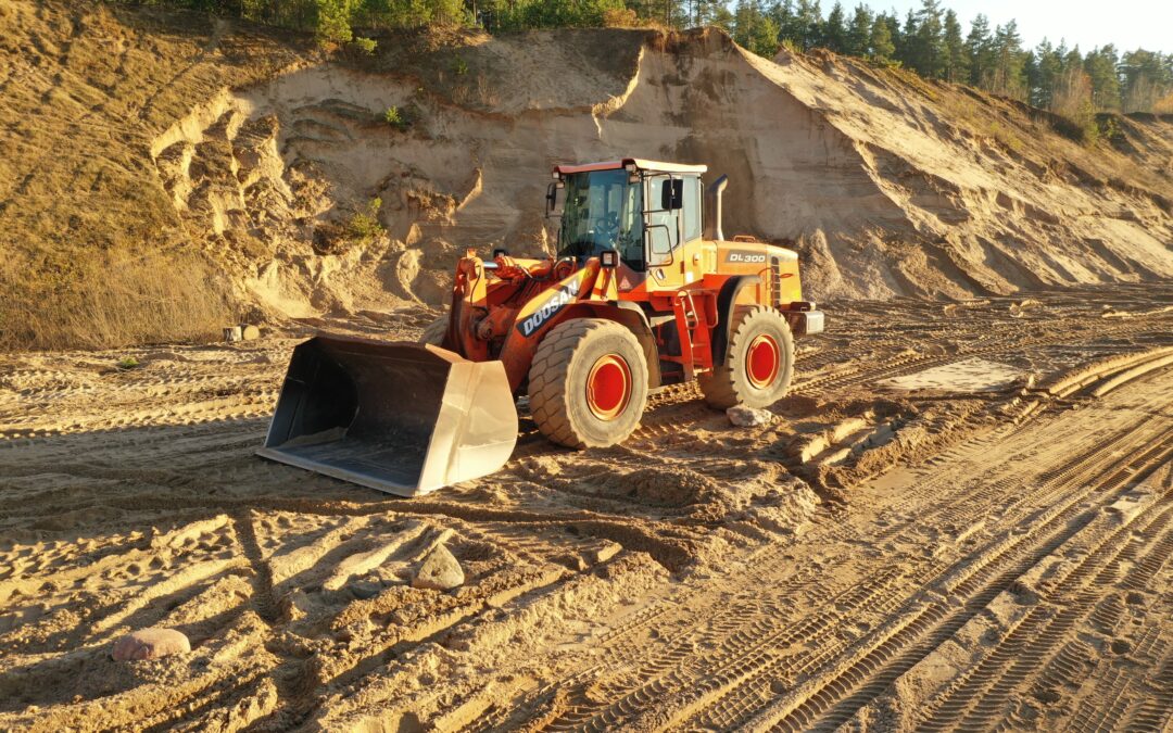 Excavadora en acción realizando excavación de zapatas en Tonalá