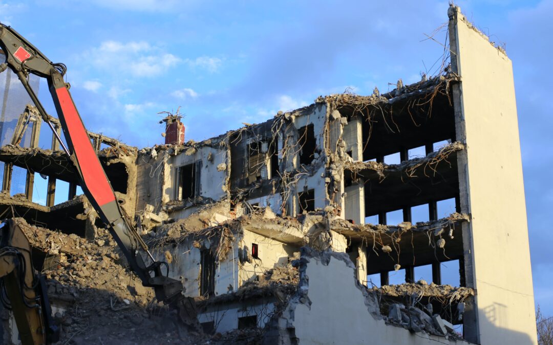 La Demolición de un Edificio: Una Danza de Ruina y Renacimiento