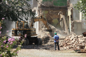 Demolición de casas en Tuxpan con maquinaria especializada