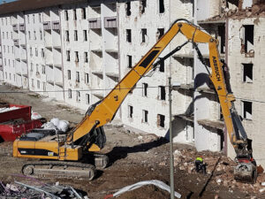 Maquinaria pesada de una Empresa de Demolición de Concretos limpiando escombros