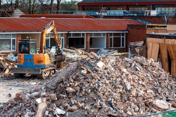 Maquinaria utilizada en la demolición de casas en Autlán de Navarro, garantizando eficiencia y seguridad