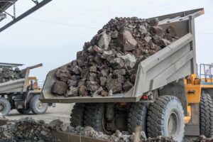 Camión de empresa de remoción de escombros transportando residuos de demolición