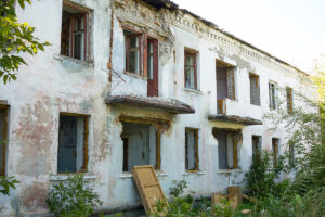 Edificio antiguo de dos pisos en ruinas listo para demolición