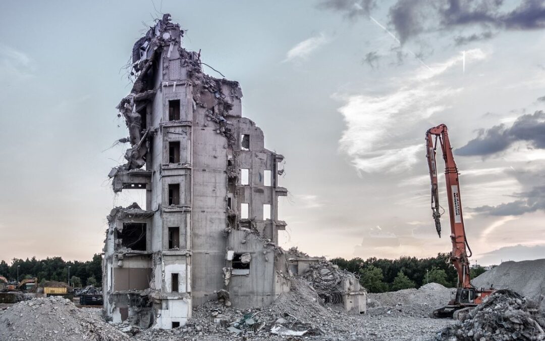 Demolición de un edificio utilizando maquinaria pesada en Ciudad Guzmán