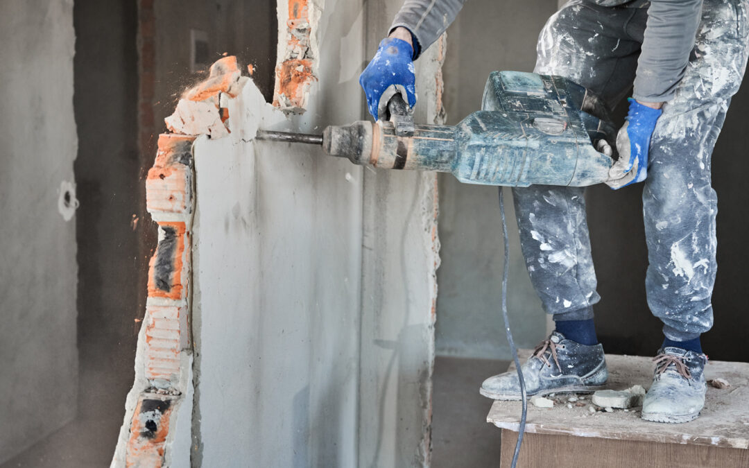 Trabajo de demolición en Guadalajara con maquinaria especializada