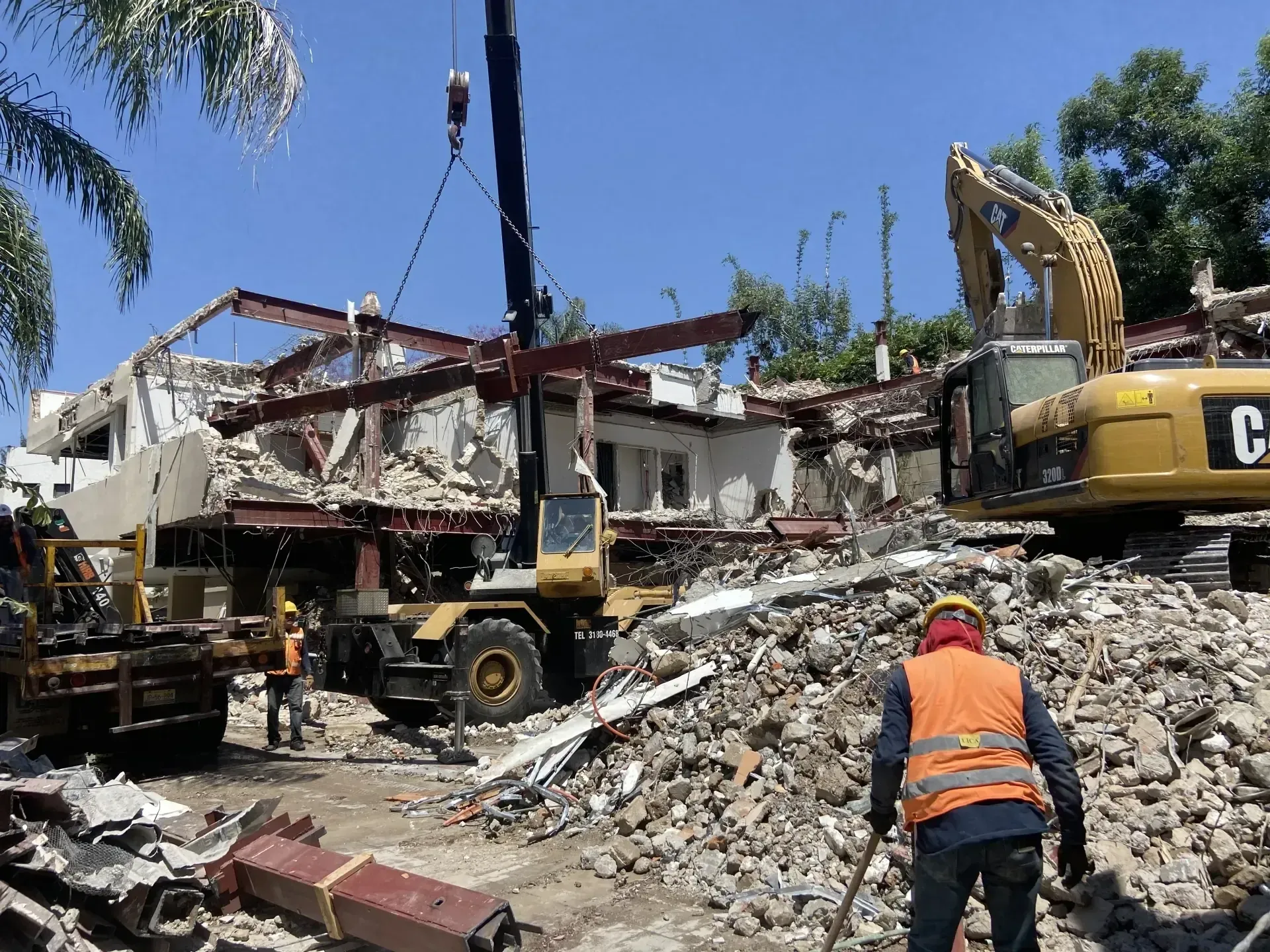 Servicio de demoliciones en zapopan con personal y maquinaria especializada, enfocado en seguridad, retiro de escombro y avance de obra en Zapopan y Guadalajara.