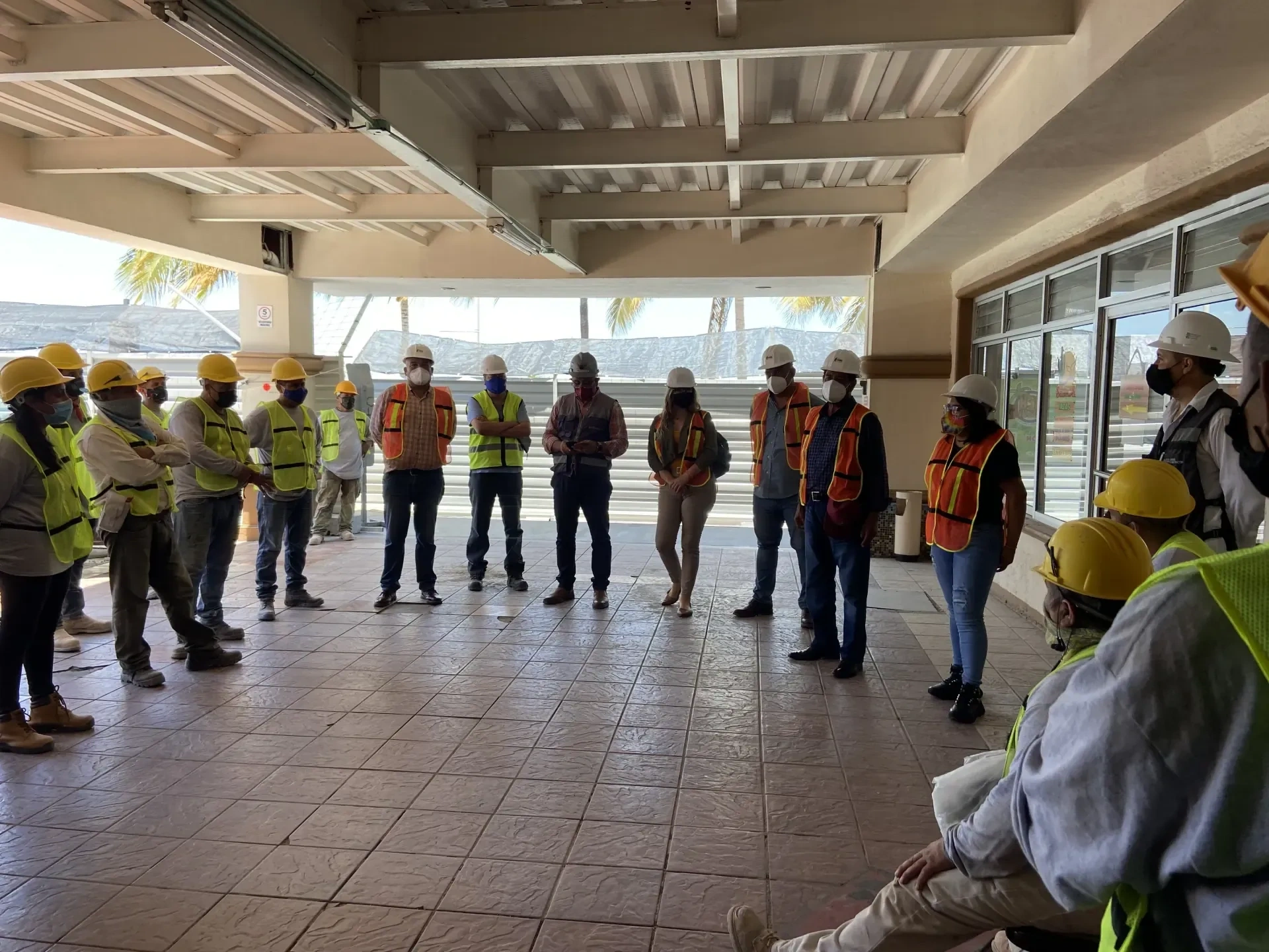Servicio de demoliciones en zapopan con personal y maquinaria especializada, enfocado en seguridad, retiro de escombro y avance de obra en Zapopan y Guadalajara.