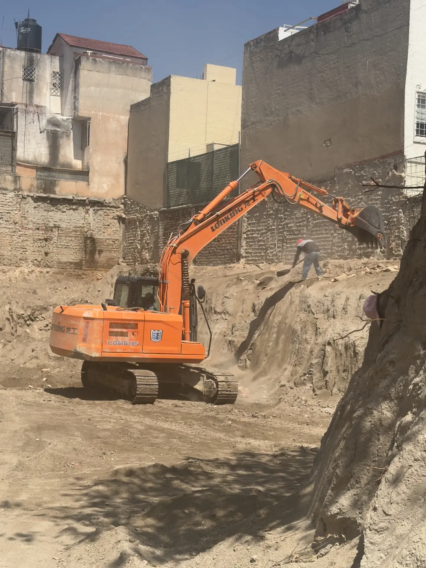 Servicio de demoliciones en zapopan con personal y maquinaria especializada, enfocado en seguridad, retiro de escombro y avance de obra en Zapopan y Guadalajara.