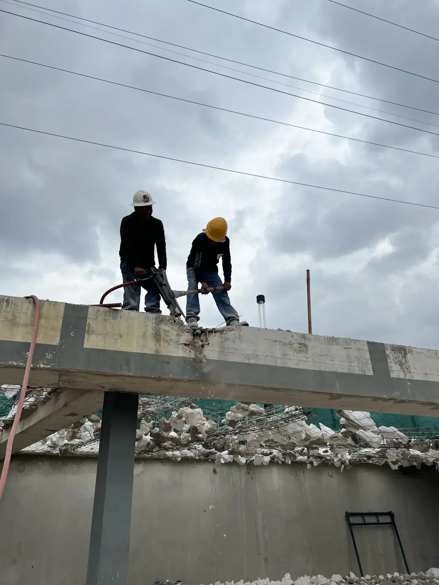 Servicio de excavaciones con personal y maquinaria especializada, enfocado en seguridad, retiro de escombro y avance de obra en Zapopan y Guadalajara.