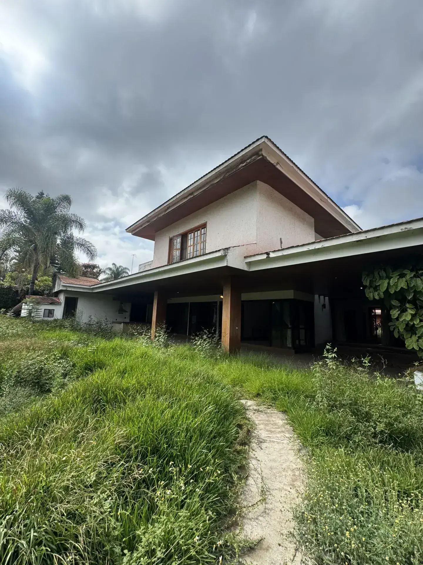 Servicio de excavaciones con personal y maquinaria especializada, enfocado en seguridad, retiro de escombro y avance de obra en Zapopan y Guadalajara.