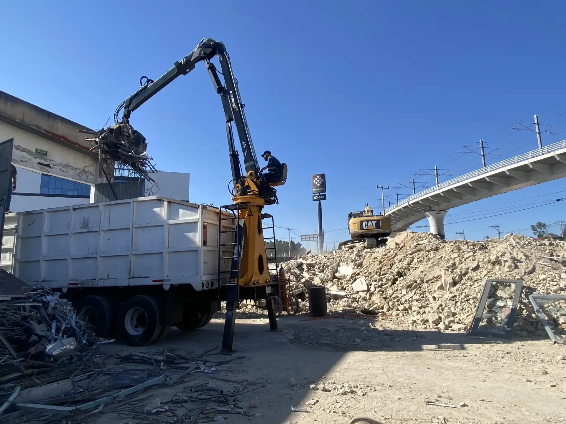 Servicio de obra civil con personal y maquinaria especializada, enfocado en seguridad, retiro de escombro y avance de obra en Zapopan y Guadalajara.